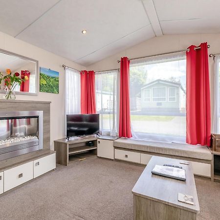 Longnor Wood Holiday Park Екстериор снимка