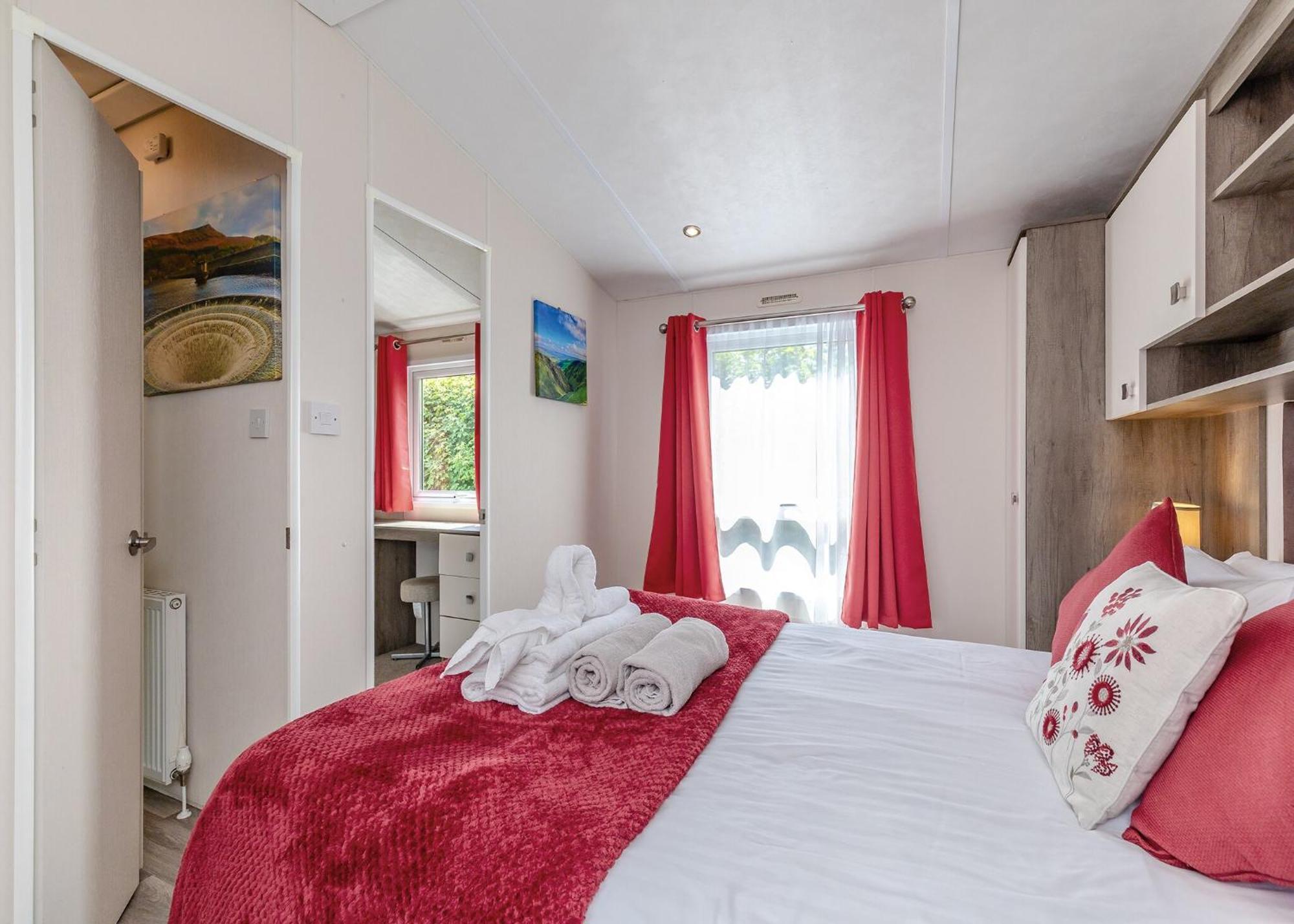 Longnor Wood Holiday Park Екстериор снимка