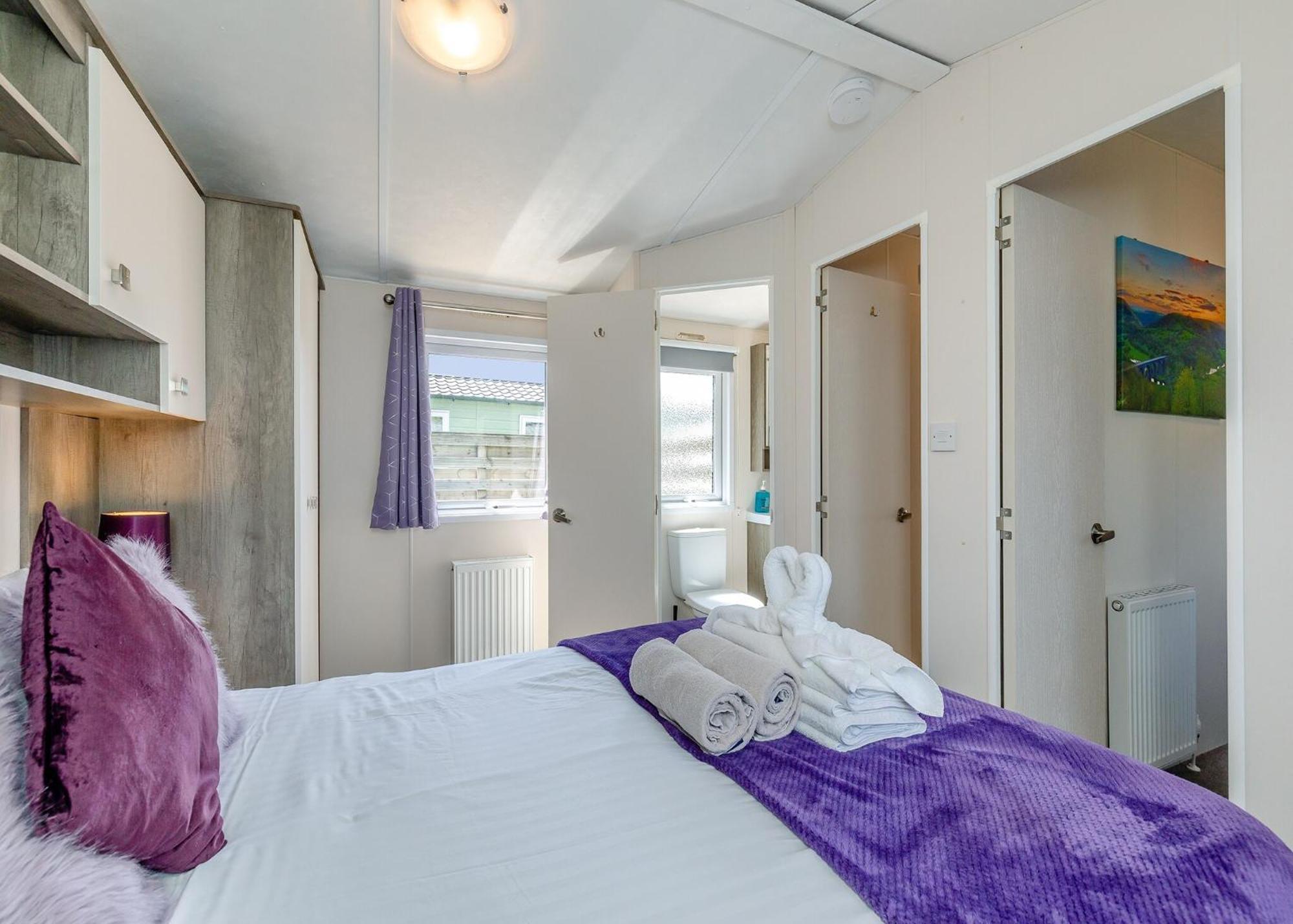 Longnor Wood Holiday Park Екстериор снимка