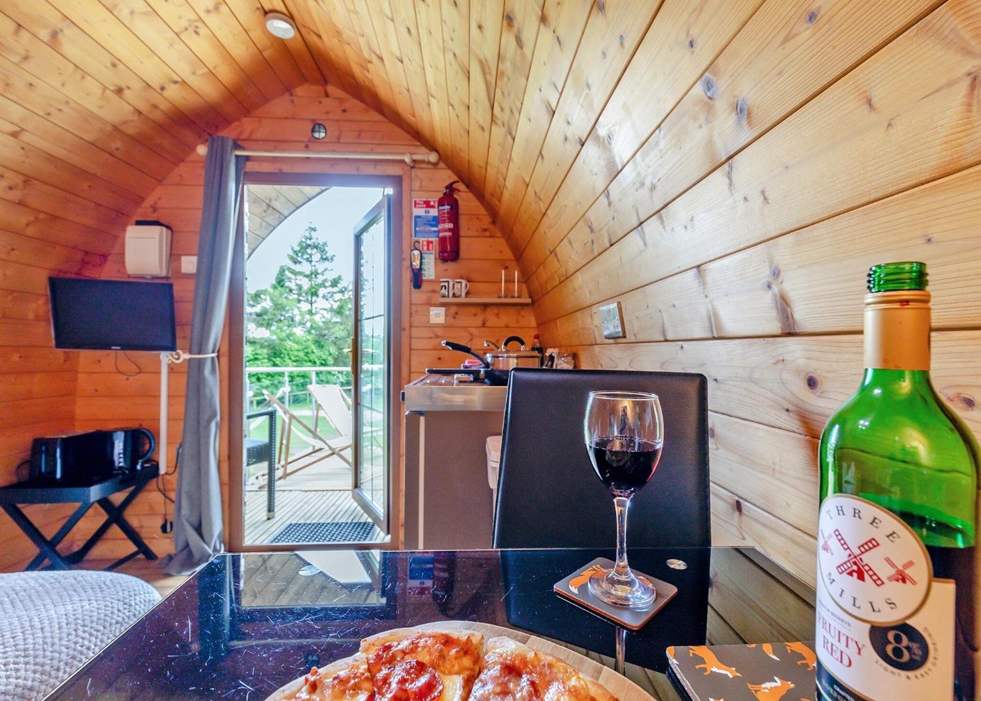 Longnor Wood Holiday Park Екстериор снимка