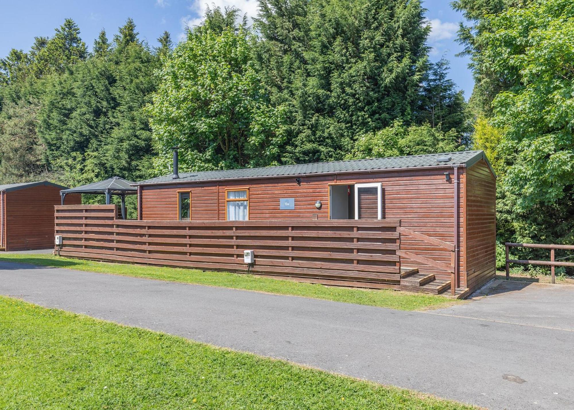 Longnor Wood Holiday Park Екстериор снимка