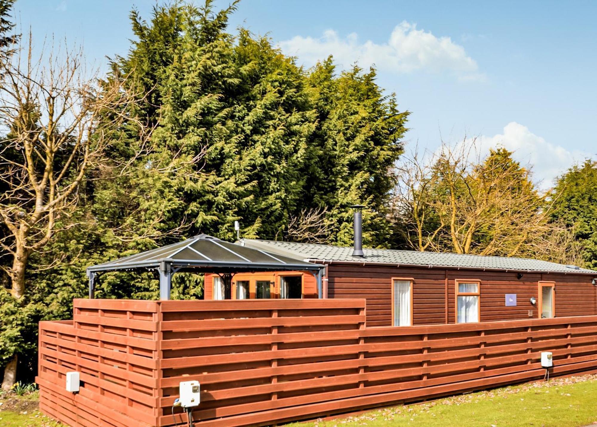 Longnor Wood Holiday Park Екстериор снимка