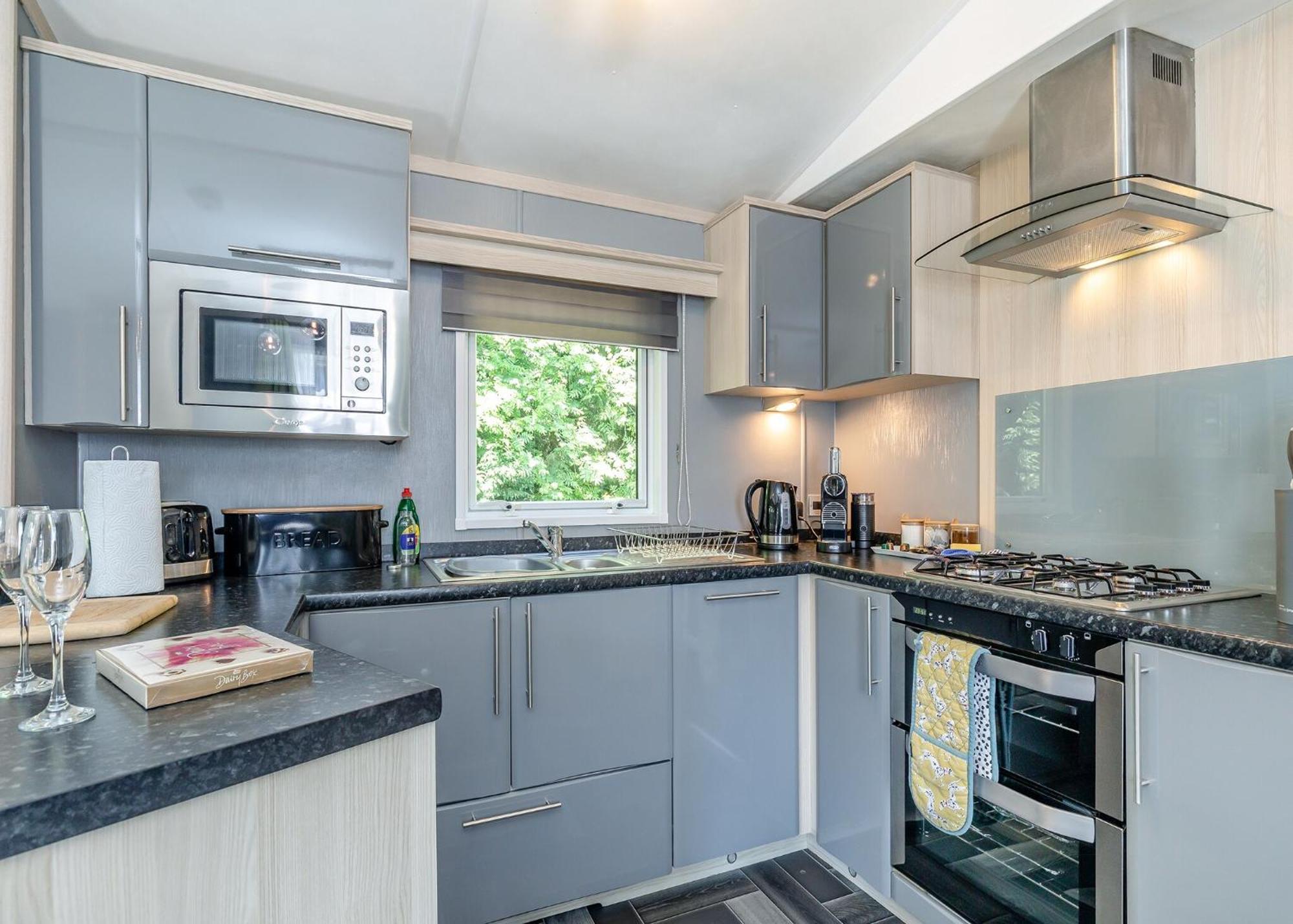 Longnor Wood Holiday Park Екстериор снимка