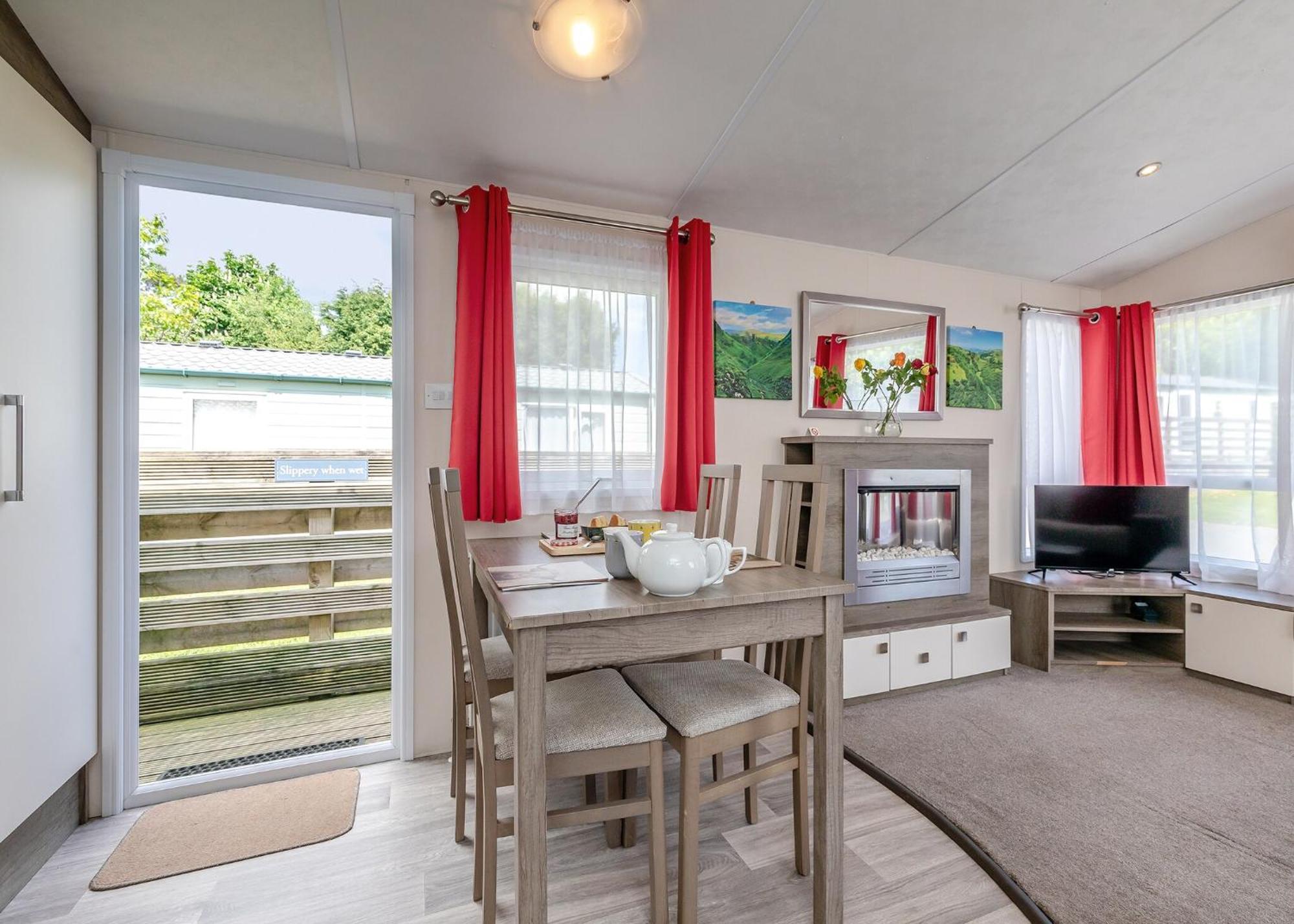 Longnor Wood Holiday Park Екстериор снимка