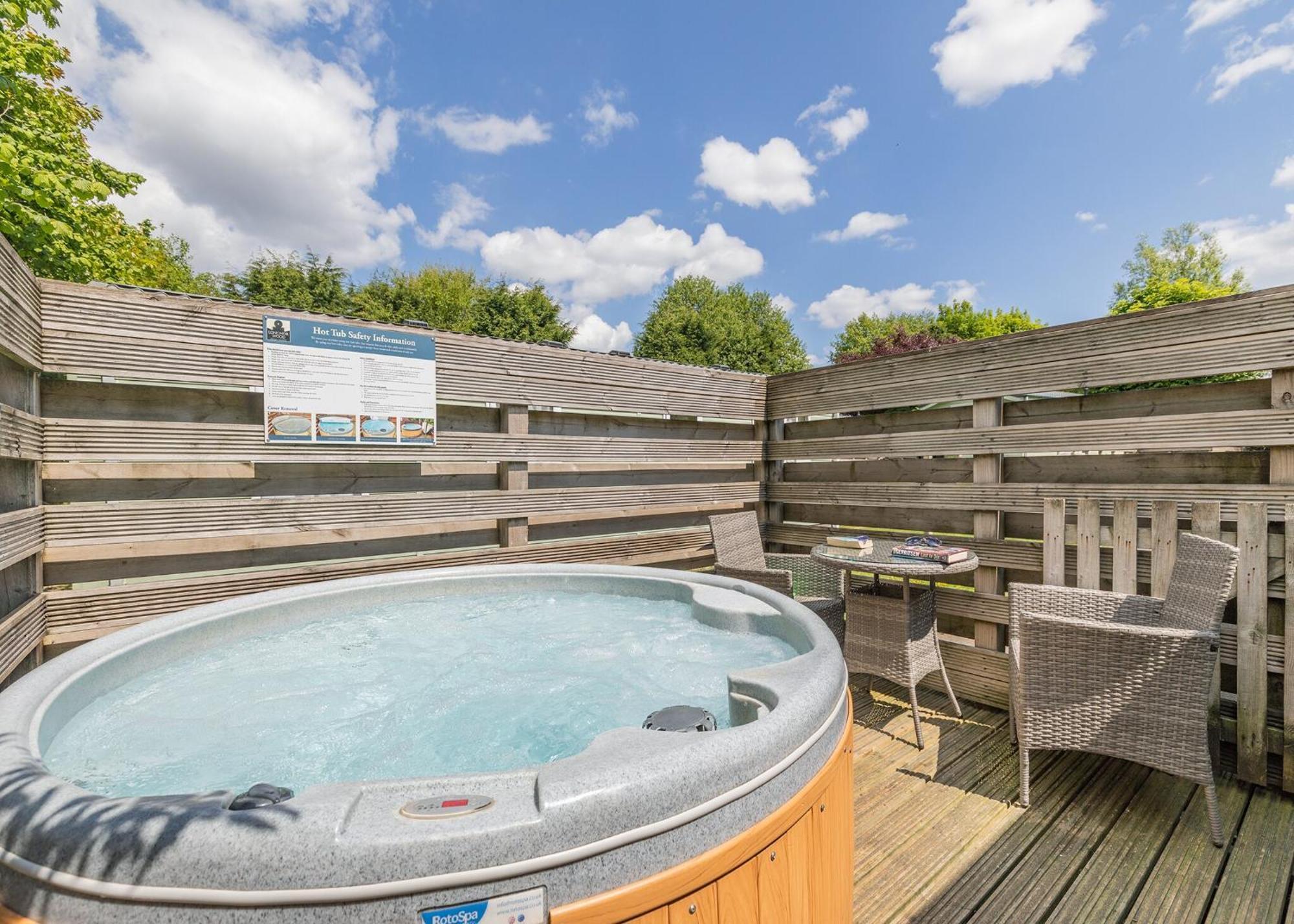 Longnor Wood Holiday Park Екстериор снимка