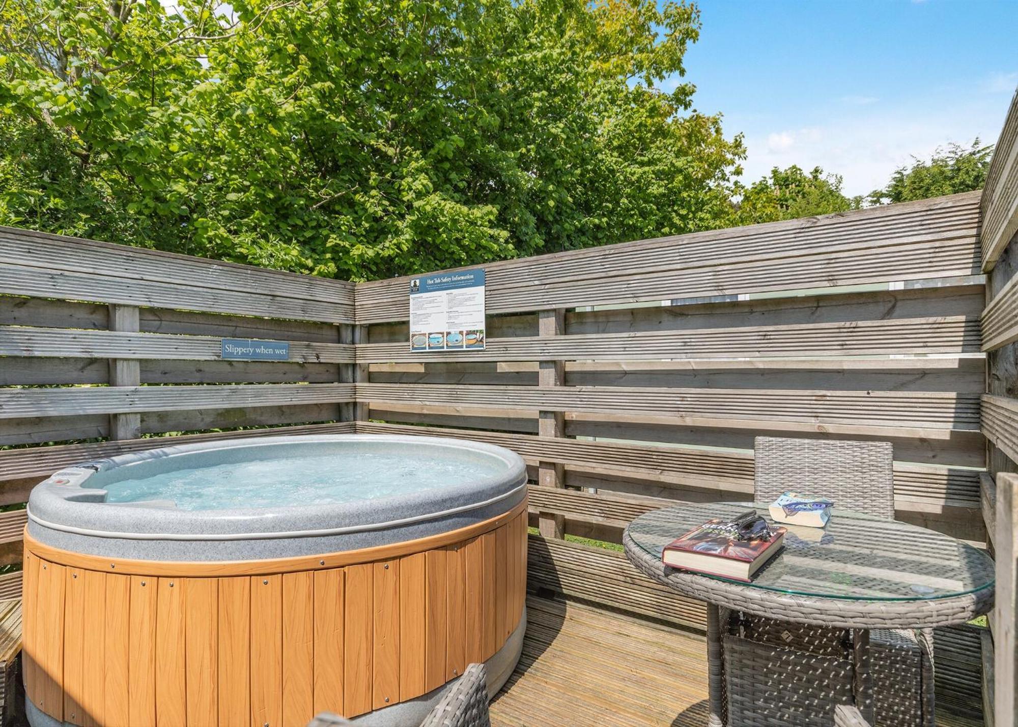 Longnor Wood Holiday Park Екстериор снимка